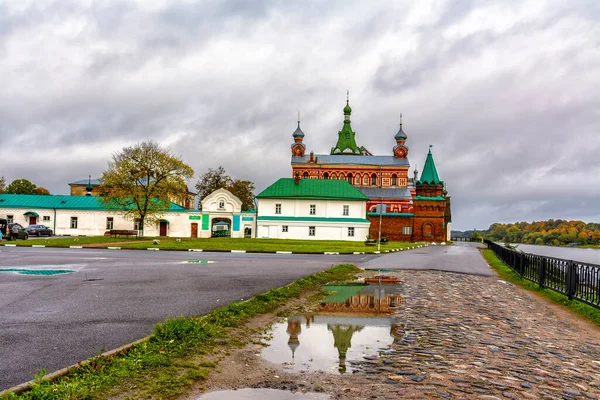 Volkhov河岸Staraya Ladoga的Nikolsky修道院 — 图库照片