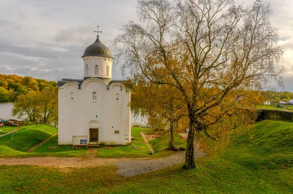 在Staraya Ladoga村城堡里的乔治教堂 — 图库照片