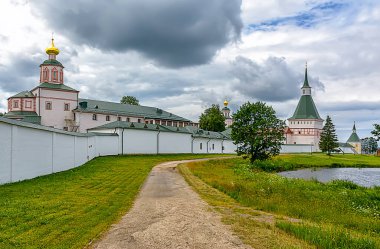 Nikon Kulesi ve Epifani Refectory Kilisesi. Valdai Iversky Bogoroditsky Svyatoozersky Manastırı, Novgorod Bölgesi Valdai Gölü 'nün Selvitsky Adası' nda bulunan bir Ortodoks manastırıdır. Patrik Nikon 'un girişimiyle inşa edildi.. 