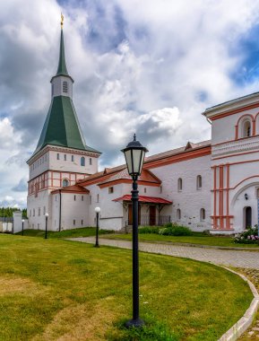 Nikon kulesi. Valdai Iversky Bogoroditsky Svyatoozersky Manastırı, Novgorod Bölgesi Valdai Gölü 'nün Selvitsky Adası' nda bulunan bir Ortodoks manastırıdır. Patrik Nikon 'un girişimiyle inşa edildi..