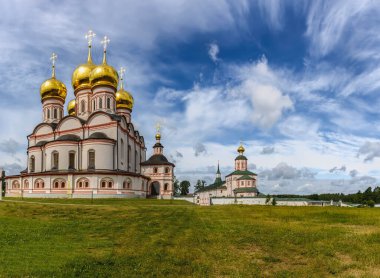 Varsayım Katedrali. Valdai Iversky Bogoroditsky Svyatoozersky Manastırı, Novgorod Bölgesi Valdai Gölü 'nün Selvitsky Adası' nda bulunan bir Ortodoks manastırıdır. Patrik Nikon 'un girişimiyle inşa edildi.. 