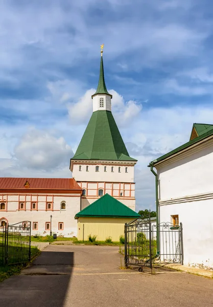 尼康塔台瓦尔达伊Iversky Bogoroditsky Svyatoozersky修道院 Valdai Iversky Bogoroditsky Svyatoozersky Monastery 是诺夫哥罗德地区瓦尔达伊湖塞尔维茨基岛上的一座东正教修道院 以Nikon族长的倡议为基础 — 图库照片