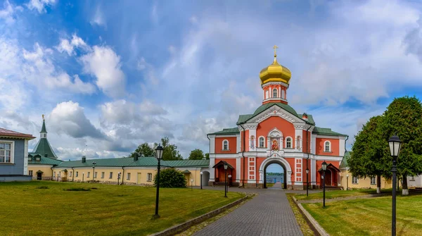 モスクワの首都フィリップの門教会 ヴァルダイ イヴェルスキー ボゴロディツキー スヴィヤトツェルスキー修道院はノヴゴロド地方のヴァルダイ湖のセルヴィツキー島にある正教会の修道院です ニコン総主教の主導で建設された — ストック写真