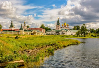 Varsayım Katedrali. Valdai Iversky Bogoroditsky Svyatoozersky Manastırı, Novgorod Bölgesi Valdai Gölü 'nün Selvitsky Adası' nda bulunan bir Ortodoks manastırıdır. Patrik Nikon 'un girişimiyle inşa edildi.. 
