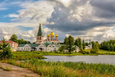 Varsayım Katedrali. Valdai Iversky Bogoroditsky Svyatoozersky Manastırı, Novgorod Bölgesi Valdai Gölü 'nün Selvitsky Adası' nda bulunan bir Ortodoks manastırıdır. Patrik Nikon 'un girişimiyle inşa edildi.. 