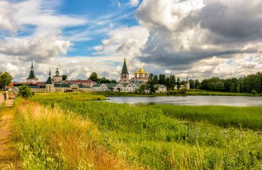 Varsayım Katedrali. Valdai Iversky Bogoroditsky Svyatoozersky Manastırı, Novgorod Bölgesi Valdai Gölü 'nün Selvitsky Adası' nda bulunan bir Ortodoks manastırıdır. Patrik Nikon 'un girişimiyle inşa edildi.. 