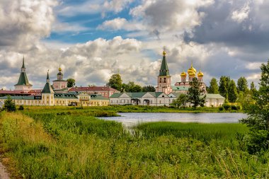 Varsayım Katedrali. Valdai Iversky Bogoroditsky Svyatoozersky Manastırı, Novgorod Bölgesi Valdai Gölü 'nün Selvitsky Adası' nda bulunan bir Ortodoks manastırıdır. Patrik Nikon 'un girişimiyle inşa edildi.. 