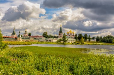 Varsayım Katedrali. Valdai Iversky Bogoroditsky Svyatoozersky Manastırı, Novgorod Bölgesi Valdai Gölü 'nün Selvitsky Adası' nda bulunan bir Ortodoks manastırıdır. Patrik Nikon 'un girişimiyle inşa edildi.. 