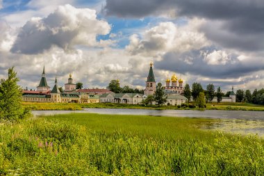 Varsayım Katedrali. Valdai Iversky Bogoroditsky Svyatoozersky Manastırı, Novgorod Bölgesi Valdai Gölü 'nün Selvitsky Adası' nda bulunan bir Ortodoks manastırıdır. Patrik Nikon 'un girişimiyle inşa edildi.. 