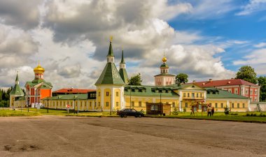 Varsayım Katedrali. Valdai Iversky Bogoroditsky Svyatoozersky Manastırı, Novgorod Bölgesi Valdai Gölü 'nün Selvitsky Adası' nda bulunan bir Ortodoks manastırıdır. Patrik Nikon 'un girişimiyle inşa edildi.. 