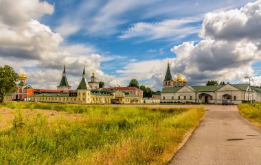 Varsayım Katedrali. Valdai Iversky Bogoroditsky Svyatoozersky Manastırı, Novgorod Bölgesi Valdai Gölü 'nün Selvitsky Adası' nda bulunan bir Ortodoks manastırıdır. Patrik Nikon 'un girişimiyle inşa edildi.. 