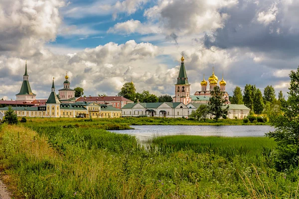 假设大教堂 瓦尔达伊Iversky Bogoroditsky Svyatoozersky修道院 Valdai Iversky Bogoroditsky Svyatoozersky Monastery 是诺夫哥罗德地区瓦尔达伊湖塞尔维茨基岛上的一座东正教修道院 — 图库照片