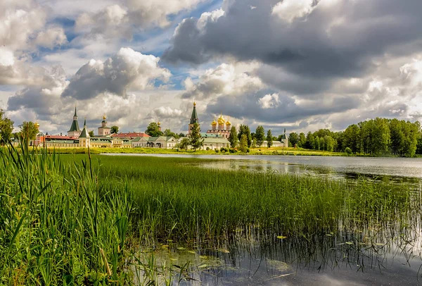 假设大教堂 瓦尔达伊Iversky Bogoroditsky Svyatoozersky修道院 Valdai Iversky Bogoroditsky Svyatoozersky Monastery 是诺夫哥罗德地区瓦尔达伊湖塞尔维茨基岛上的一座东正教修道院 — 图库照片