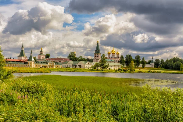 大聖堂だ ヴァルダイ イヴェルスキー ボゴロディツキー スヴィヤトツェルスキー修道院はノヴゴロド地方のヴァルダイ湖のセルヴィツキー島にある正教会の修道院です ニコン総主教の主導で建設された — ストック写真