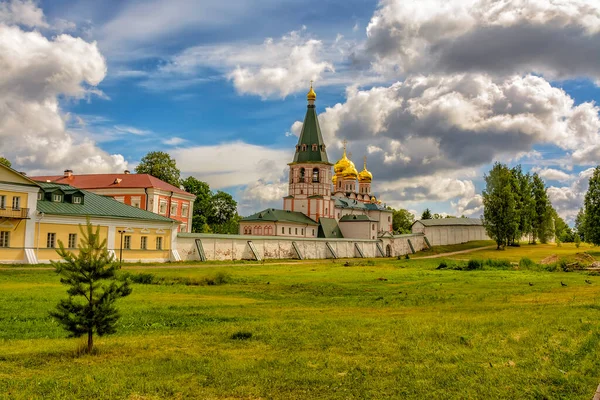 大聖堂だ ヴァルダイ イヴェルスキー ボゴロディツキー スヴィヤトツェルスキー修道院はノヴゴロド地方のヴァルダイ湖のセルヴィツキー島にある正教会の修道院です ニコン総主教の主導で建設された — ストック写真