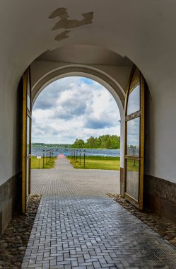 Rıhtım manzarası. Valdai Iversky Bogoroditsky Svyatoozersky Manastırı Novgorod Bölgesi Valdai Gölü 'nün Selvitsky Adası' nda bulunan bir Ortodoks manastırıdır..  