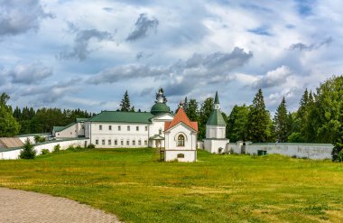 Jacob Borovichsky Kilisesi. Valdai Iversky Bogoroditsky Svyatoozersky Manastırı Novgorod Bölgesi Valdai Gölü 'nün Selvitsky Adası' nda bulunan bir Ortodoks manastırıdır..