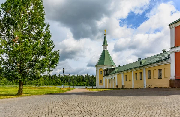 ヴォドフツヴォドナヤ タワー ヴァルダイ イヴェルスキー ボゴロディツキー スヴィヤトツェルスキー修道院はノヴゴロド地方のヴァルダイ湖のセルヴィツキー島にある正教会の修道院です ニコン総主教の主導で建設された — ストック写真