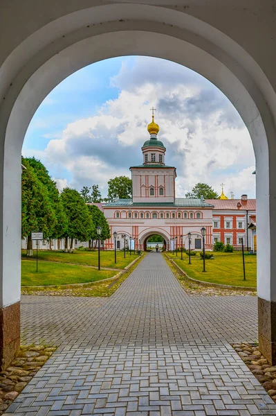 大天使圣米迦勒教堂瓦尔达伊Iversky Bogoroditsky Svyatoozersky修道院 Valdai Iversky Bogoroditsky Svyatoozersky Monastery 是诺夫哥罗德地区瓦尔达伊湖塞尔维茨基岛上的一座东正教修道院 以Nikon族长的倡议为基础 — 图库照片