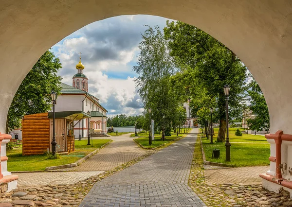 エピファニの聖遺物教会 バルダイ イヴェルスキー ボゴロディツキー スヴィヤトツェルスキー修道院は バルダイ湖のセルヴィツキー島にある正教会の修道院です — ストック写真