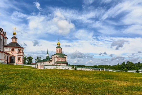 Epiphany Valdai Iversky Bogoroditsky Svyatoozersky修道院は ノヴゴロド地域のValdai湖のSelvitsky島にある正教会の修道院です — ストック写真