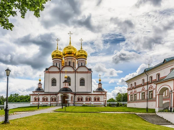 大聖堂だ ヴァルダイ イヴェルスキー ボゴロディツキー スヴィヤトツェルスキー修道院はノヴゴロド地方のヴァルダイ湖のセルヴィツキー島にある正教会の修道院です — ストック写真