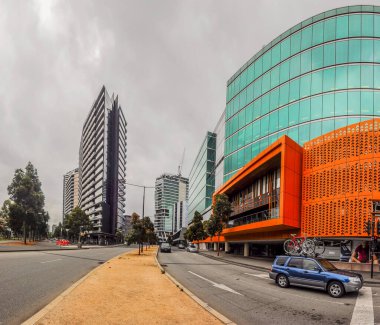 Collins Caddesi ve Butmans Hill Yolu 'nun köşesi, Docklands, Victoria, Melbourne, Avustralya. 12 / 27 / 2013. Collins Caddesi, Melbourne Şehir Merkezi 'nin ana caddesi. Rıhtım Alanı.
