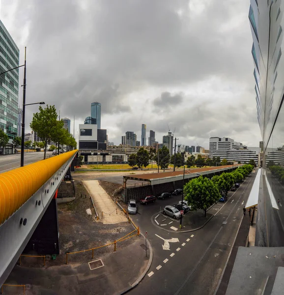 695 Collins Street Docklands Melbourne Victoria Australia 2013年12月27日 旧港エリアの鉄道と新しいエリート都市開発の陸橋 — ストック写真