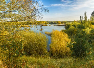 Taş ocağının kıyısında güzel bir sonbahar akşamı. Açık havada..
