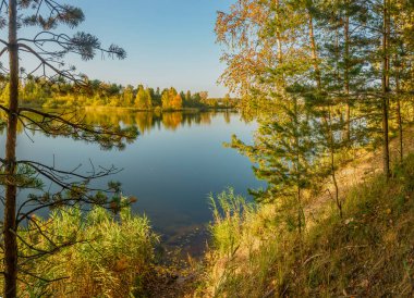 Taş ocağının kıyısında güzel bir sonbahar akşamı. Açık havada..