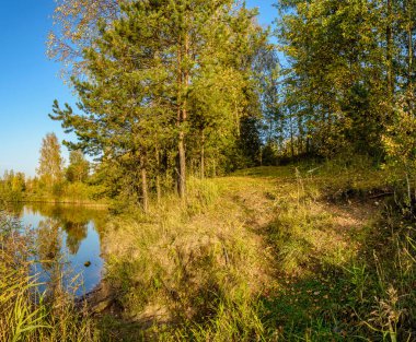 Taş ocağının kıyısında güzel bir sonbahar akşamı. Açık havada..