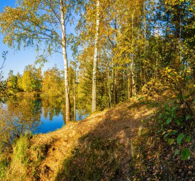 Taş ocağının kıyısında güzel bir sonbahar akşamı. Açık havada..