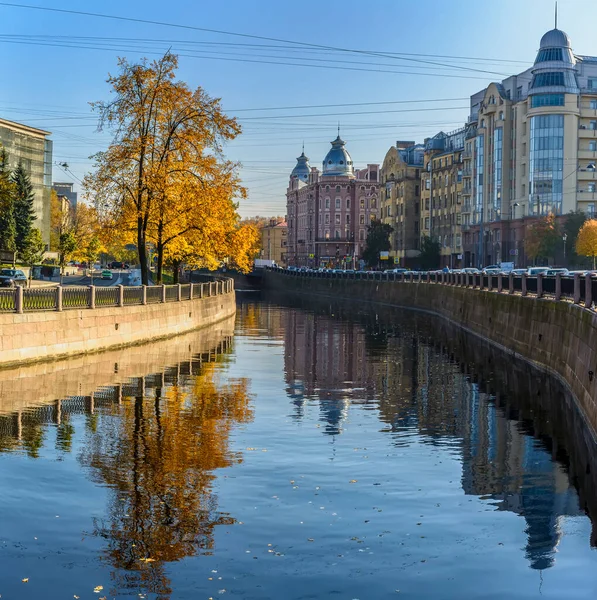 圣彼得堡市Karpovka河的堤岸 — 图库照片