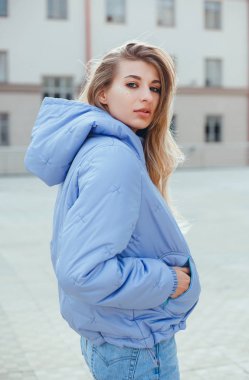 Güzellik kadını portre sokak, açık portre, manken, hippi tarzı, sonbahar moda