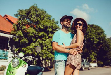 Şehir, sevgi ve hassasiyet sokaklarında poz güzel genç çift