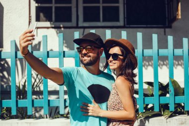 Güzel genç çift şehir, sevgi ve şefkat, sokaklarında poz yapmak selfie