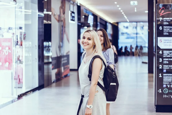 Duas Jovens Irmãs Posando Rua — Fotografia de Stock