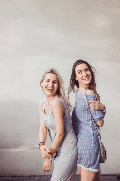 Dos Hermanas Jóvenes Posando Calle — Foto de Stock