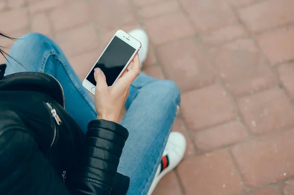 Gadis Cantik Muda Menggunakan Smartphone Jalan Berselancar Internet Sel Video — Stok Foto