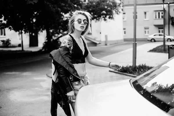 Schönheit Frauenporträt Auf Der Straße Outdoor Porträt Mode Modell Tätowierung — Stockfoto