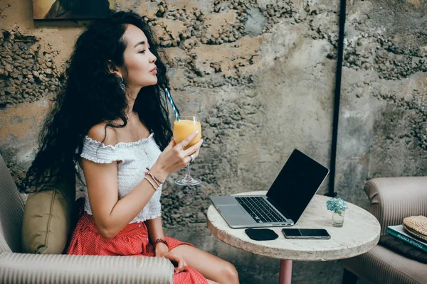 Mooi Meisje Maakt Gebruik Van Een Laptop Café Surfen Interne — Stockfoto