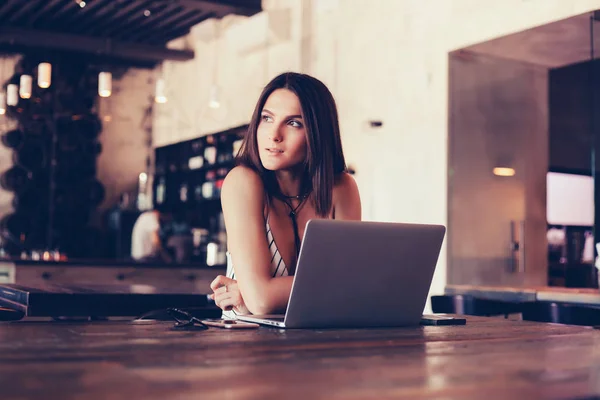 Joven Hermosa Chica Utiliza Ordenador Portátil Cafetería Surf Interior — Foto de Stock