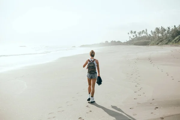 Krásná Mladá Dívka Pózuje Pláž Moře Vlny Slunce Opálenou Kůži — Stock fotografie