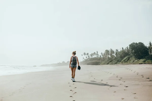 Jovem Menina Bonita Posando Praia Oceano Ondas Sol Brilhante Pele — Fotografia de Stock