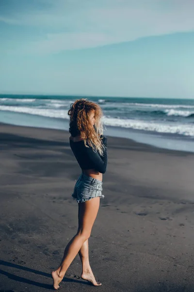 Jovem Menina Bonita Posando Praia Oceano Ondas Sol Brilhante Pele — Fotografia de Stock