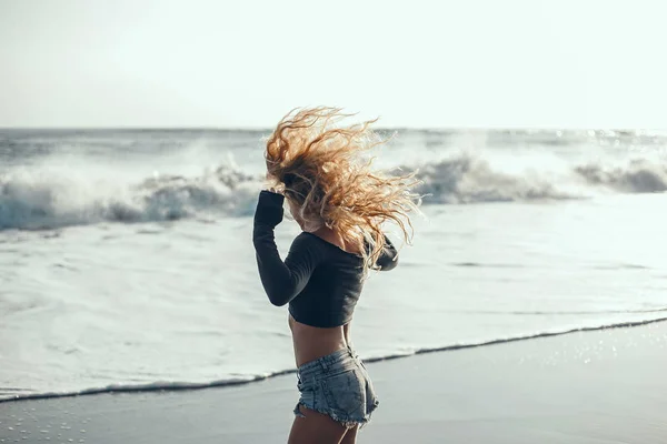 Genç Güzel Kız Poz Beach Okyanus Dalgalar Parlak Güneş Tabaklanmış — Stok fotoğraf