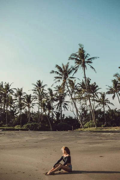 Όμορφη Κοπέλα Ποζάρει Στην Παραλία Ωκεανό Κύματα Λαμπερό Ήλιο Και — Φωτογραφία Αρχείου