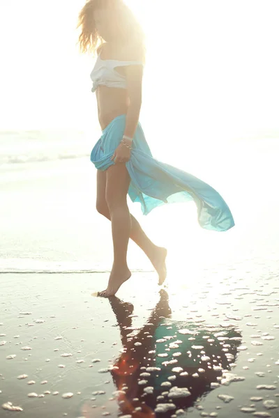 Junges Schönes Mädchen Posiert Strand Meer Wellen Strahlender Sonne Und — Stockfoto