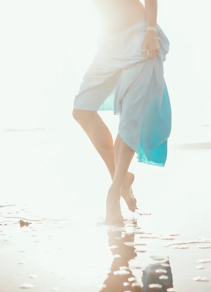 Молодая Красивая Девушка Позирует Пляже Океан Волны Яркое Солнце Загорелая — стоковое фото