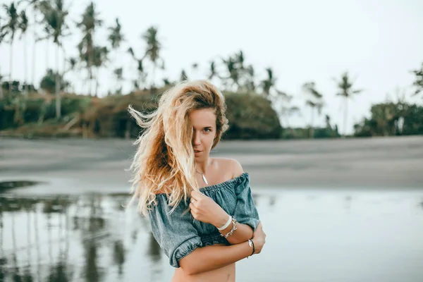 Jovem Menina Bonita Posando Praia Oceano Ondas Sol Brilhante Pele — Fotografia de Stock